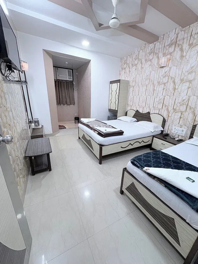 غرفة ثلاثية بسرير مزدوج وسرير فردي، Hotel Broadway Colaba Mumbai 10/10