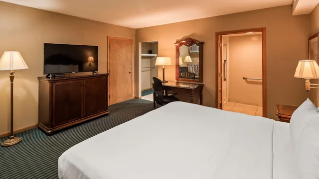 غرفة قياسية بسرير كينج بإطلالة على النهر بشرفة، Best Western River Terrace 3/7
