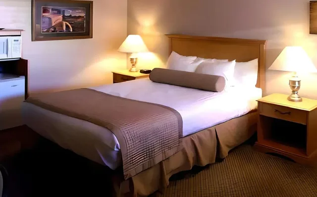 غرفة بسرير كينج، Econo Lodge Inn & Suites Vernal near Dinosaur Monument 1/1