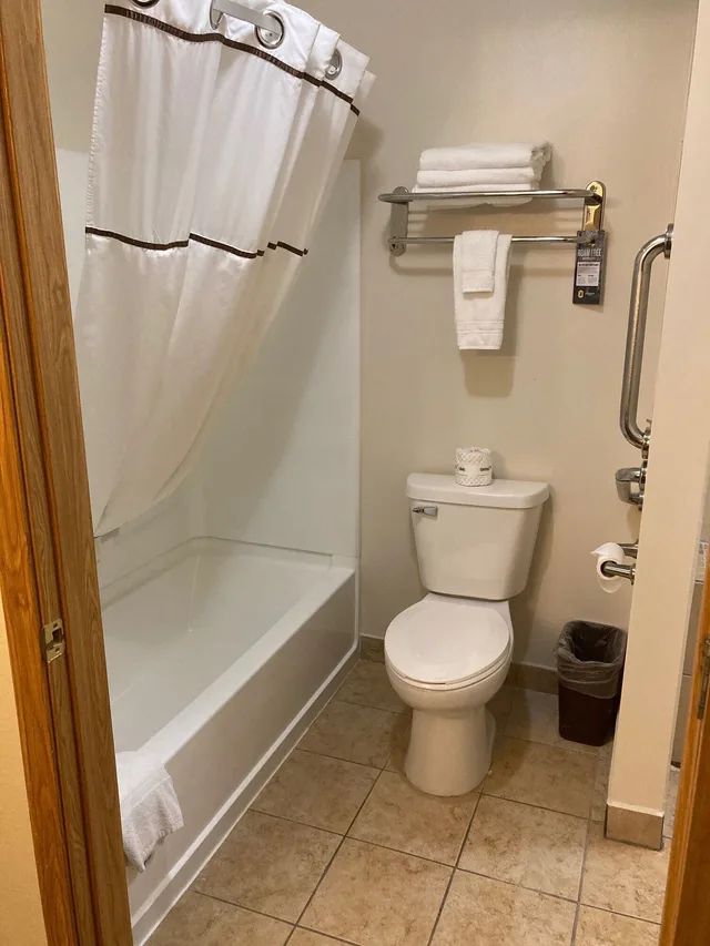 غرفة بسرير كوين لذوي الإعاقة، Super 8 by Wyndham Chisago City 3/4