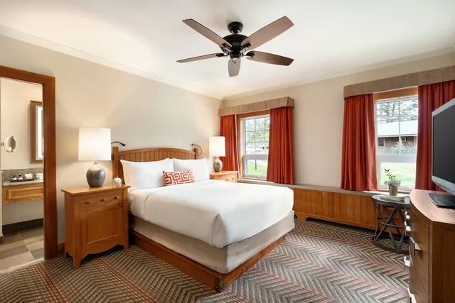 4 Bedrooms, Garden, Cabin, King Bed, 3 Queen Beds، Fairmont Jasper Park Lodge 1/2