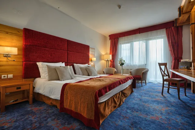 غرفة ديلوكس بسرير مزدوج بإطلالة على الجبل، Kempinski Hotel Grand Arena 1/9