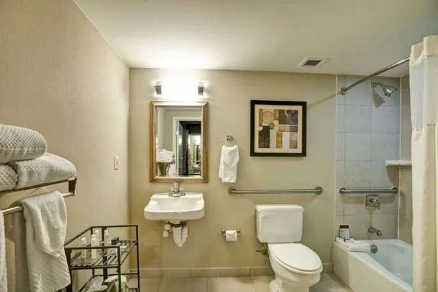 Room, Queen Bed, Executive Level, Bathtub, Accessible، Doubletree Hotel Downtown Wilmington Legal 6/7