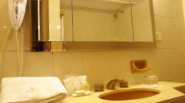 Room, Triple, Sheltown Hotel 3/3
