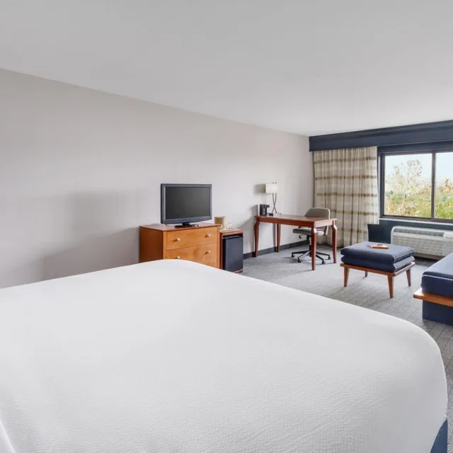 غرفة بسرير كينج مع أريكة في طابق مرتفع، Courtyard Sacramento Folsom 4/10