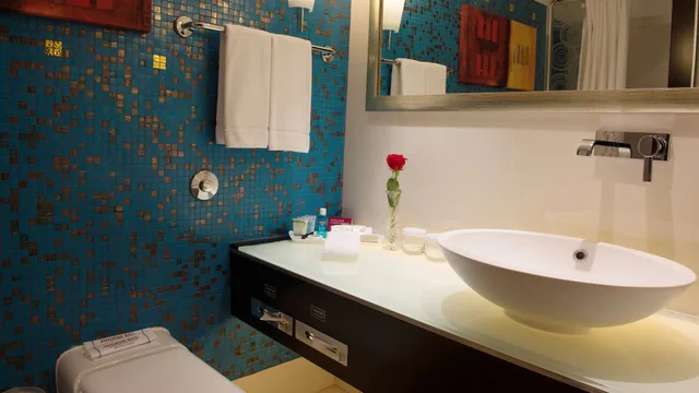 غرفة بريميوم بسرير كينج بإطلالة على المسبح، Holiday Inn Al Thuraya City 8/10