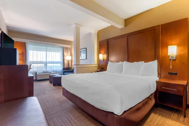 City, Suite, King Bed, Sofa, Lift Bridge Lodge Ascend Hotel Collection 2/7