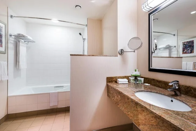 جناح جونيور بسرير كينج مع أريكة في طابق مرتفع، Courtyard By Marriott Prague City 4/5