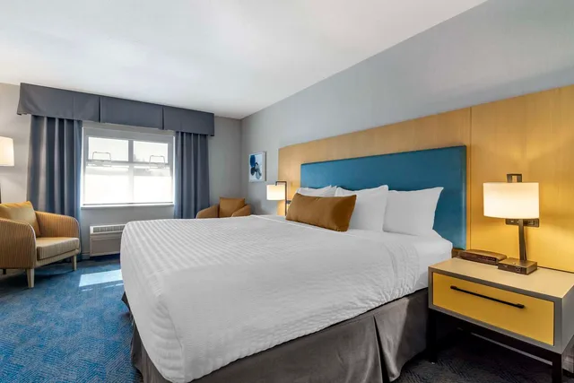 غرفة بسرير كينج لذوي الإعاقة، Clarion Hotel & Conference Centre Abbotsford - Fraser Valley 1/4