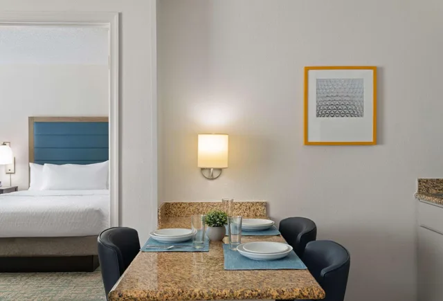 جناح بسريرين كوين بغرفة نوم واحدة مع أريكة، Homewood Suites by Hilton Lake Mary Orlando North 7/10