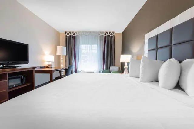 Suite, King Bed, Best Western Erie Inn & Suites 3/5