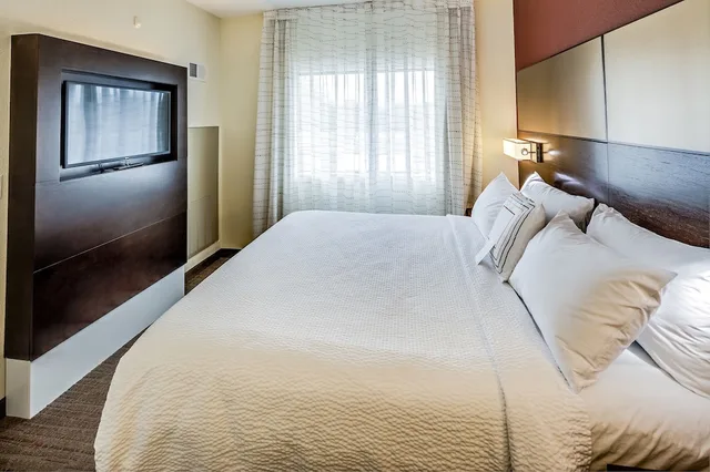 جناح بسرير كينج بغرفة نوم واحدة مع أريكة، RESIDENCE INN AKRON SOUTH/GREEN 4/6
