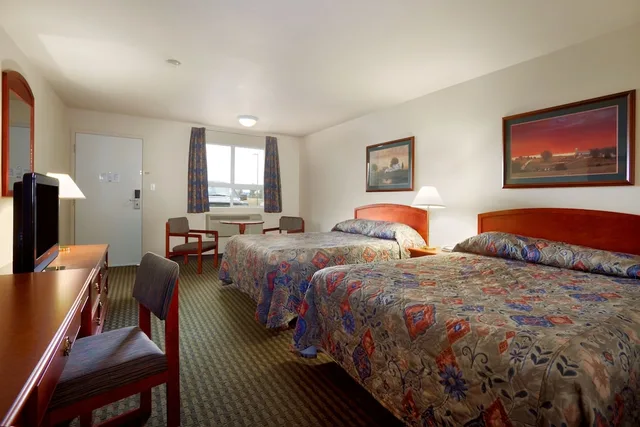Room, 2 Queen Beds, Exterior Entrance, Smoking، Travelodge Hotel by Wyndham Weyburn 2/3