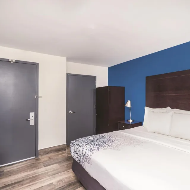 Room, King Bed, Bathtub, Accessible, La Quinta Inn & Suites by Wyndham Brooklyn Downtown 5/10