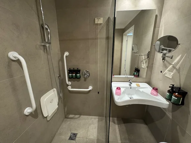 غرفة قياسية بسريرين منفصلين لذوي الإعاقة، Crowne Plaza St Peter S 8/8