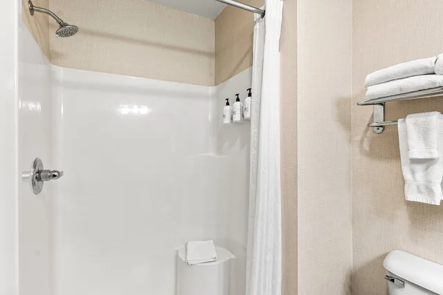 جناح بسرير كينج بحوض جاكوزي بحوض استحمام، Boarders Inn Amp Suites 10/10