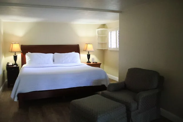 جناح بفراش فوتون وسرير كينج وسرير فردي، Carmel Resort Inn 6/10