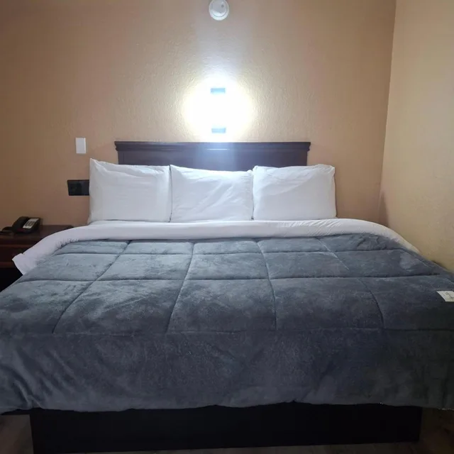 Room, King Bed, Howard Johnson 6/9