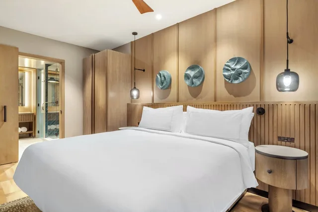 1 Bedroom, King Bed, Corner, Accessible, Hilton Club Ka Haku Honolulu 1/2