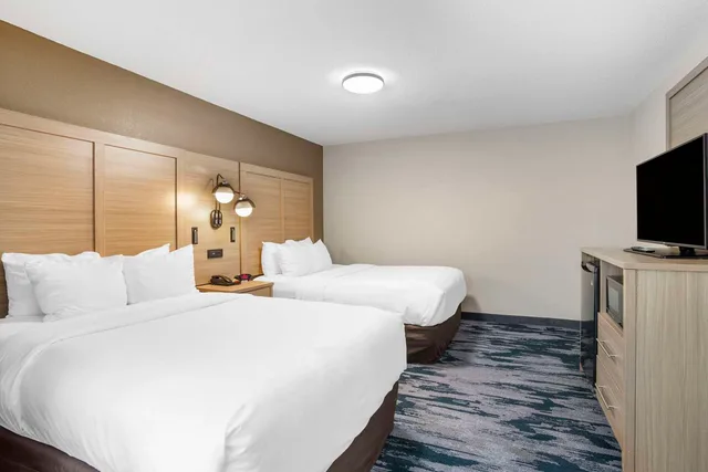 جناح بسريرين مزدوجين لذوي الإعاقة، Comfort Suites At WestGate Mall 2/3
