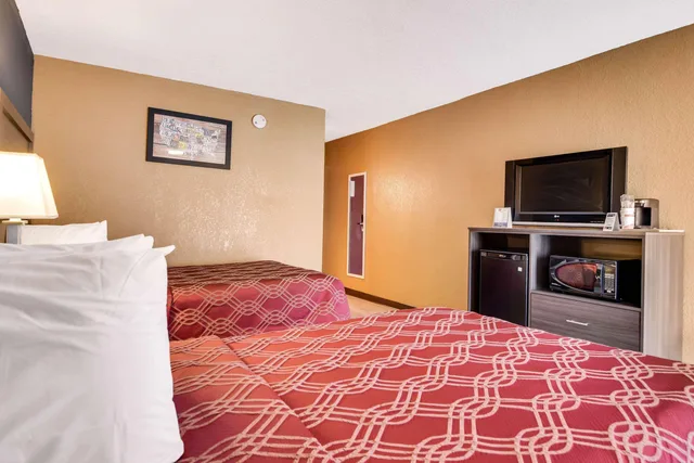 غرفة رباعية بسريرين مزدوجين، Econo Lodge Tampa near Busch Gardens 2/6