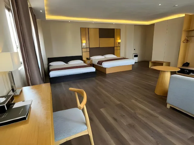 جناح سوبيريور، 2000 Hotel 2/2