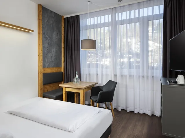 غرفة قياسية بسرير كوين، Mercure Hotel Garmisch Partenkirchen 2/7