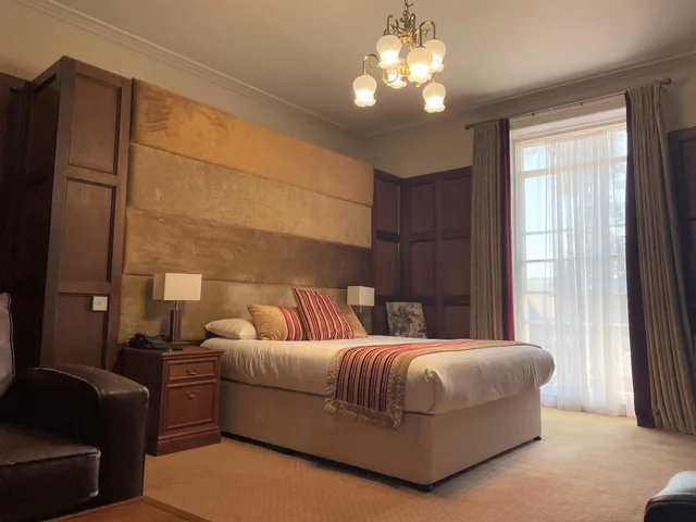 Feature, Double Bed، Alton House Hotel 1/5