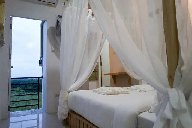 غرفة ديلوكس بسرير كوين بشرفة، Baan Urt Suratthani Airport Hotel 4/5