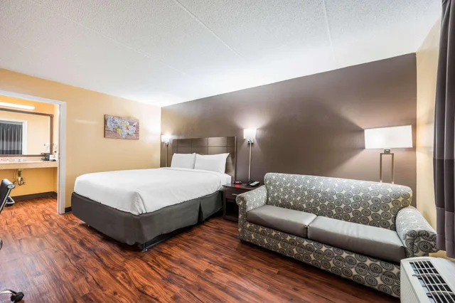 غرفة بسرير مزدوج، Econo Lodge Columbus near Airport 3/4