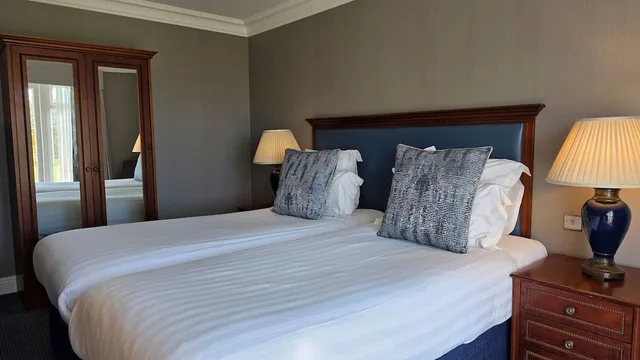 غرفة ديلوكس بسريرين منفصلين بإطلالة، Windmill Village Hotel, Golf Club Spa, BWSC 7/8