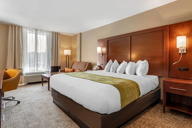 غرفة قياسية مفردة بسرير كينج مع أريكة في الطابق العلوي، Comfort Inn MSP Airport - Mall Of America 1/10