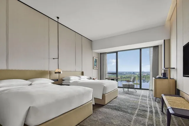Guest Room, Deluxe, Twin Beds, Lake View, Sheraton Chengdu Pidu 1/4