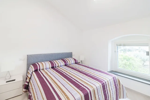 غرفة بسرير كينج مع أريكة في الملحق، Agriturismo La Lobra 2/4