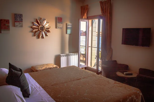 غرفة بسرير مزدوج بإطلالة على القناة، Hotel La Calcina 3/4