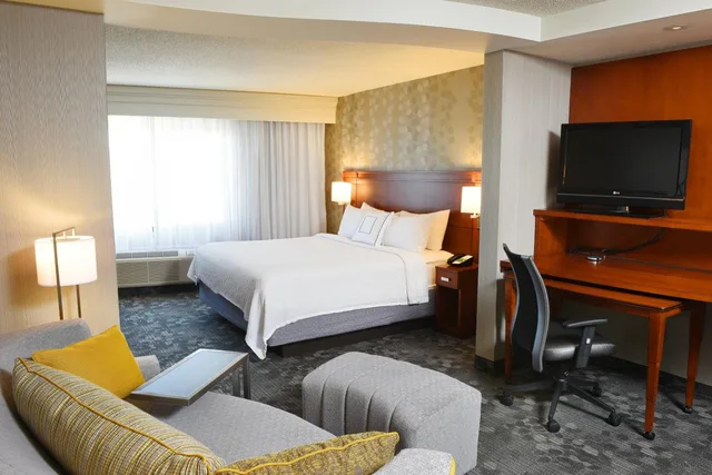 غرفة كبيرة بسرير كينج مع أريكة، Courtyard By Marriott Sioux Falls 2/6