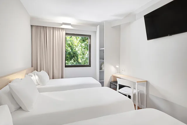 غرفة أساسية ثلاثية بثلاثة أسرّة، B&B HOTELS Zaragoza Centro 2/4