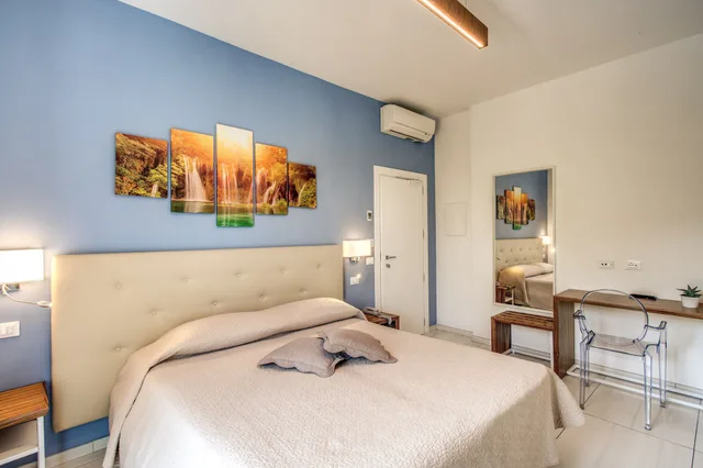 غرفة بسرير كينج بإطلالة على المسبح، Hotel Florida Sorrento 3/6