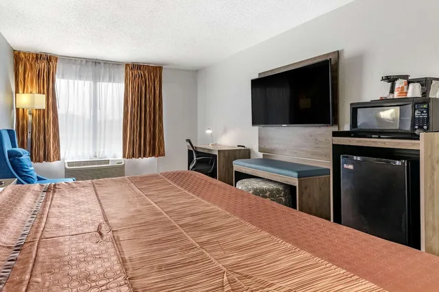 غرفة قياسية بسرير كينج، Quality Inn and Suites Sulphur Springs TX 5/8