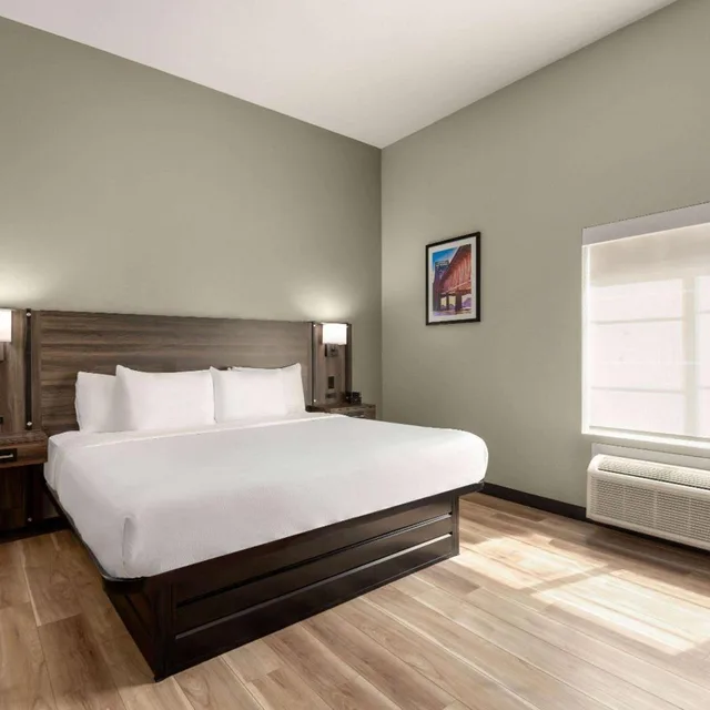 غرفة بسرير كينج بحوض استحمام لذوي الإعاقة، Holiday Inn Laval Montreal 5/10