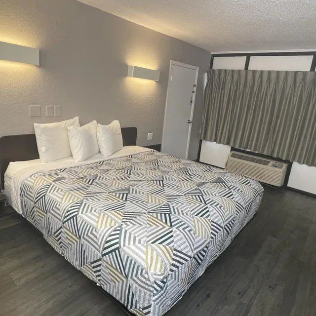 غرفة بسرير كينج لذوي الإعاقة، Motel6 Sallisaw, OK 2/9