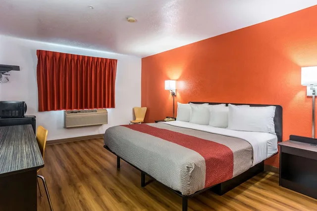 Room, King Bed, Smoking, Motel6 Barkeyville, PA 5/10