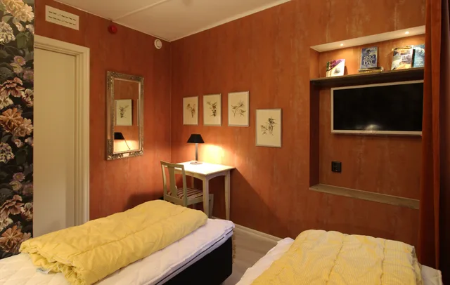 Room, Twin Beds, Shared Bathroom, Skanstulls Hostel 2/2