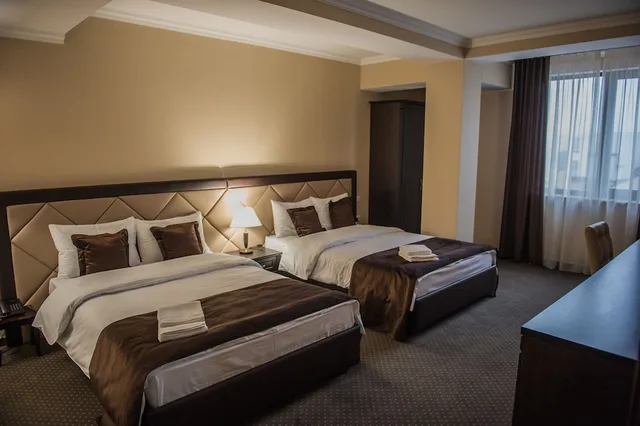 جناح عائلي بسرير كينج وسريرين مزدوجين بغرفتي نوم، Bernardazzi Grand Hotel 1/3