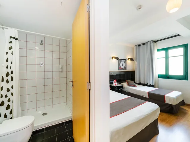 غرفة سوبيريور بسرير مزدوج وسرير فردي، Hostal Athenas 3/3