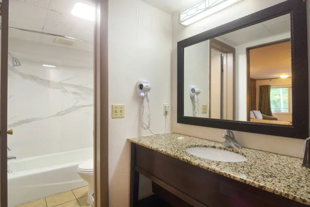 Room, Queen Bed, River Front، Tennessee Mountain Lodge Riverside by OYO 5/6