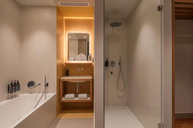جناح بسرير كينج بإطلالة على البحر، Canopy by Hilton Cannes 2/4