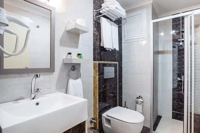 غرفة ثلاثية بسرير مزدوج وسرير فردي، AYHAN HOTEL 2/3