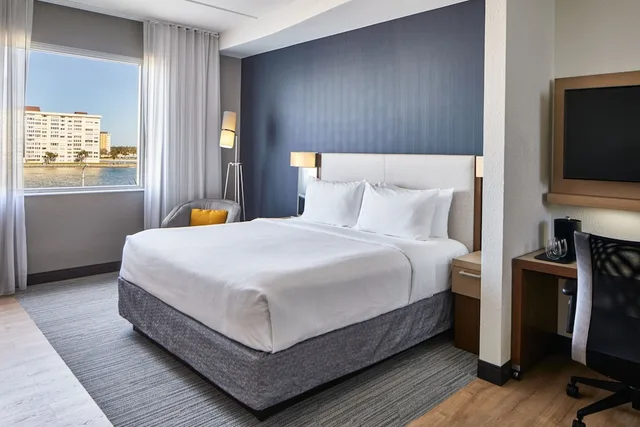 استوديو بسرير كينج مع أريكة، Courtyard St Petersburg Clearwater Madeira Beach 1/3