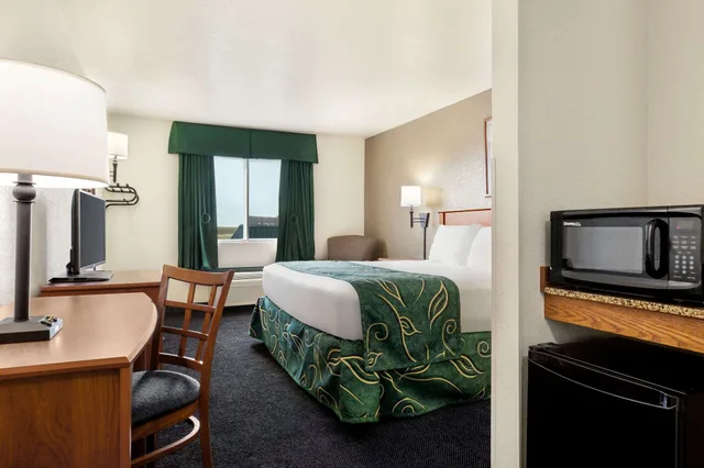 Room, Queen Bed, Accessible, Travelodge by Wyndham North Platte 2/2